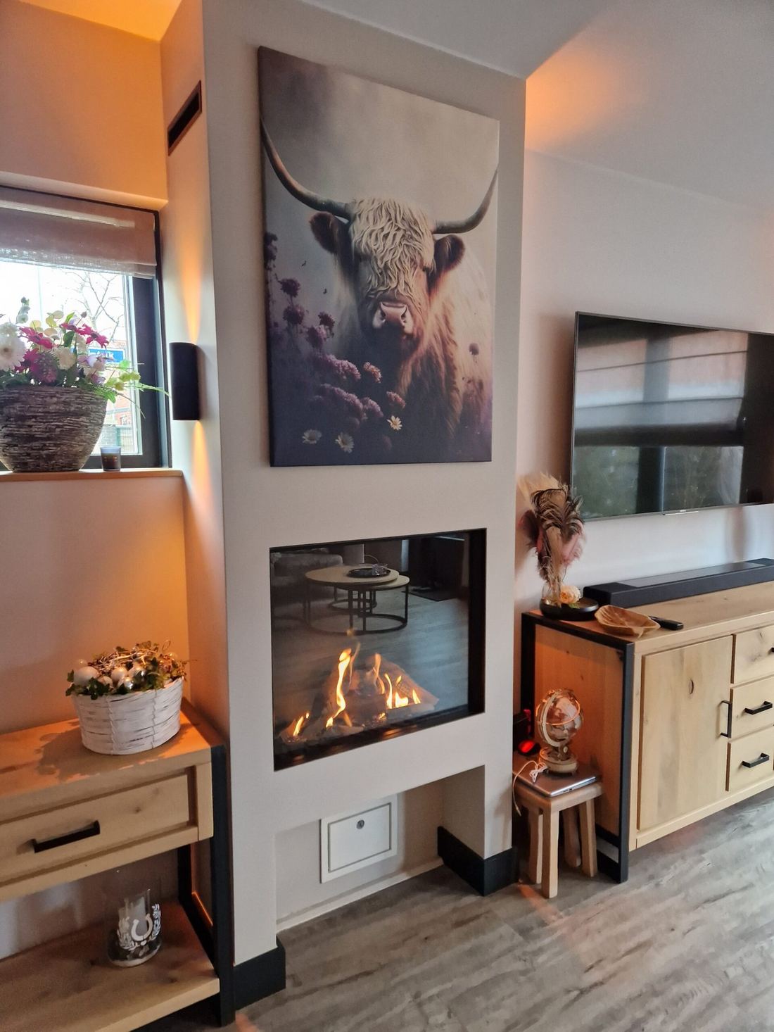 Brandende gashaard in een woonkamer